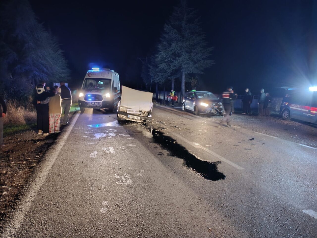 AFYONKARAHİSAR (AA) – Afyonkarahisar'ın Emirdağ ilçesinde iki otomobilin çarpışması sonucu