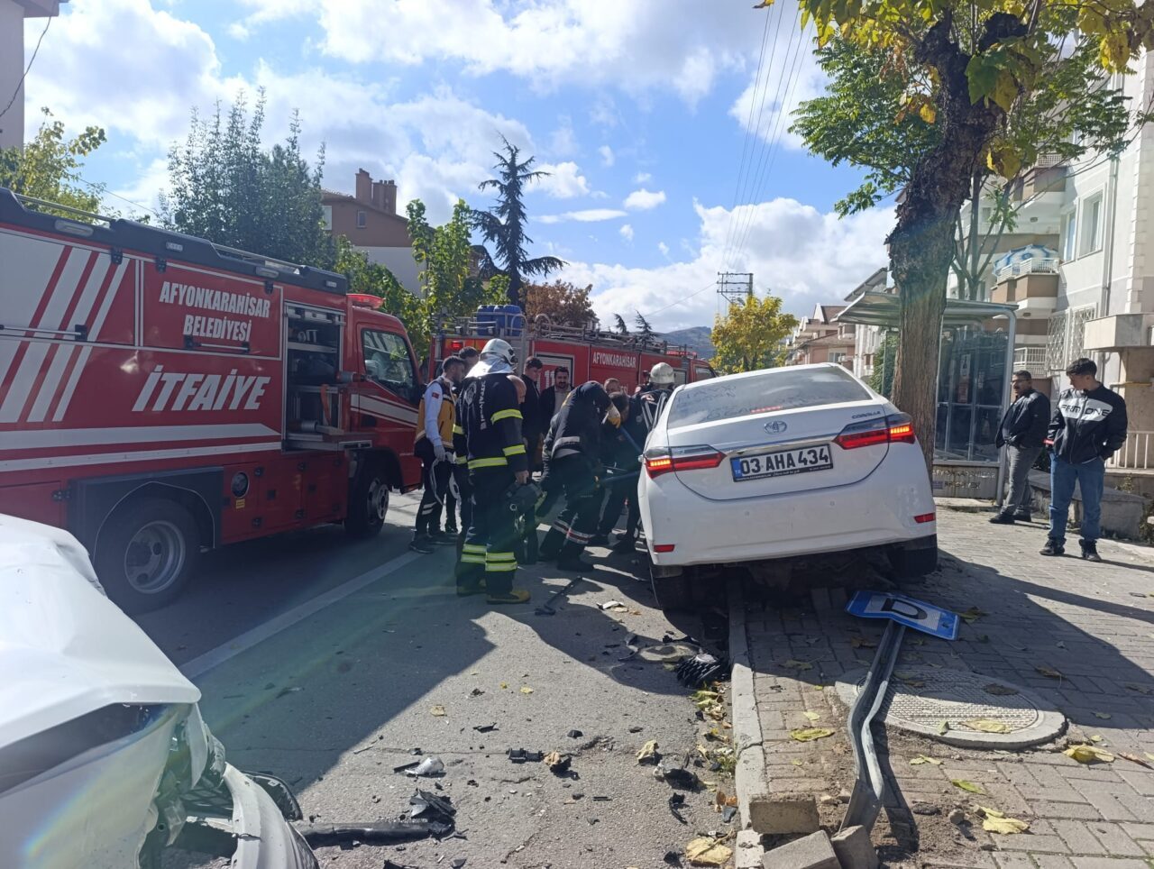 AFYONKARAHİSAR (AA) – Afyonkarahisar'da iki otomobilin çarpışması sonucu 7 kişi