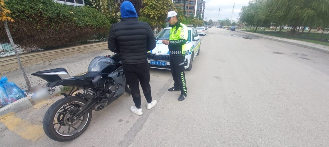 AFYONKARAHİSAR (AA) – Afyonkarahisar'da motosikletinin plakasını bantla kapatan sürücüye para