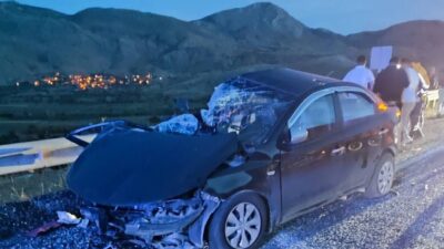 AFYONKARAHİSAR (AA) – Afyonkarahisar'ın Çay ilçesinde tır ile otomobilin çarpışması