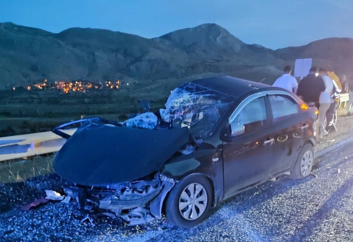 AFYONKARAHİSAR (AA) – Afyonkarahisar'ın Çay ilçesinde tır ile otomobilin çarpışması