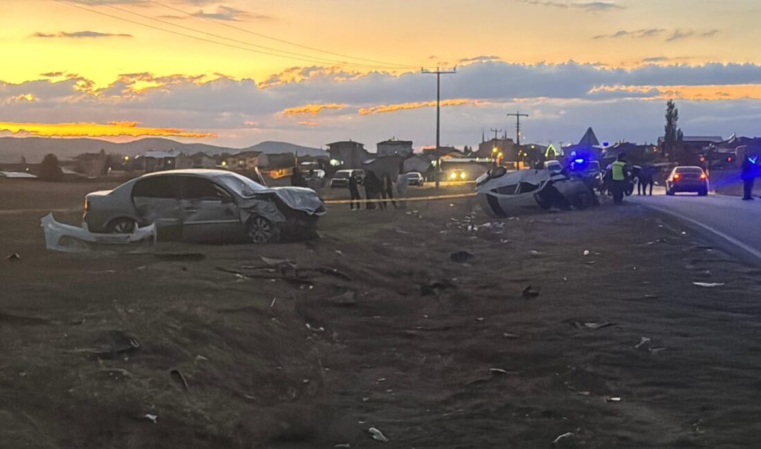 AFYONKARAHİSAR (AA) – Afyonkarahisar'ın İhsaniye ilçesinde iki otomobilin çarpışması sonucu