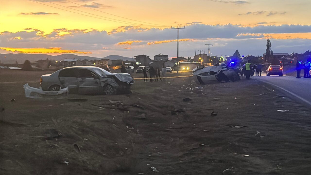 AFYONKARAHİSAR (AA) – Afyonkarahisar'ın İhsaniye ilçesinde iki otomobilin çarpışması sonucu