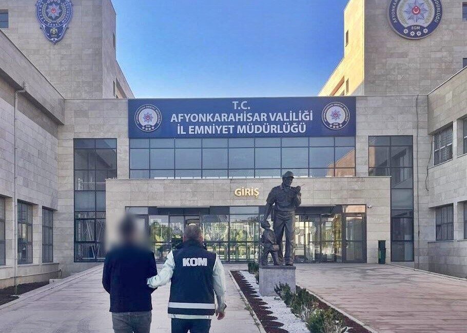 Afyonkarahisar’da nitelikli dolandırıcılık suçundan hapis cezasıyla aranan şahıs polis tarafından