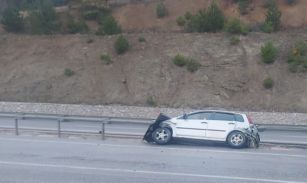 Afyonkarahisar’da orta refüje girip bariyerlere çarpan otomobilde 2 kişi yaralandı.