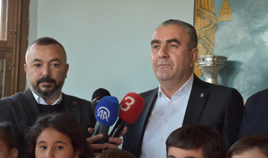 AFYONKARAHİSAR (AA) – Beşiktaş Kulübü üyeleri, Afyonkarahisar'da öğrencilere forma hediye