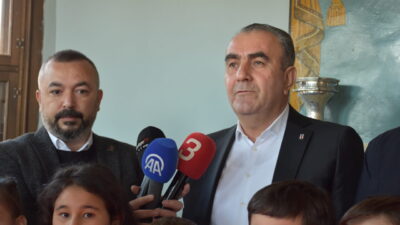 AFYONKARAHİSAR (AA) – Beşiktaş Kulübü üyeleri, Afyonkarahisar'da öğrencilere forma hediye