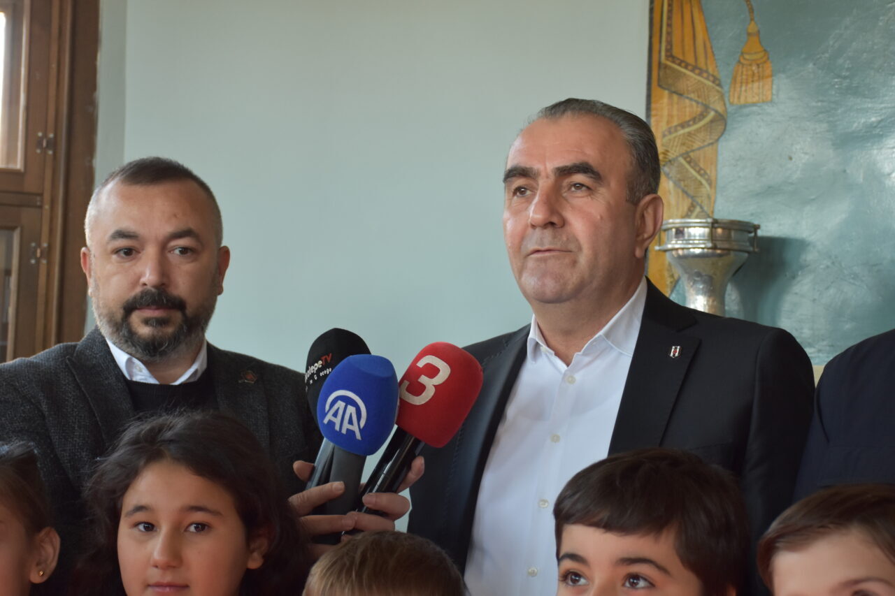 AFYONKARAHİSAR (AA) – Beşiktaş Kulübü üyeleri, Afyonkarahisar'da öğrencilere forma hediye