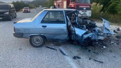 Bilecik’te seyir halindeki 2 aracın kafa kafaya çarpışması sonucu meydana