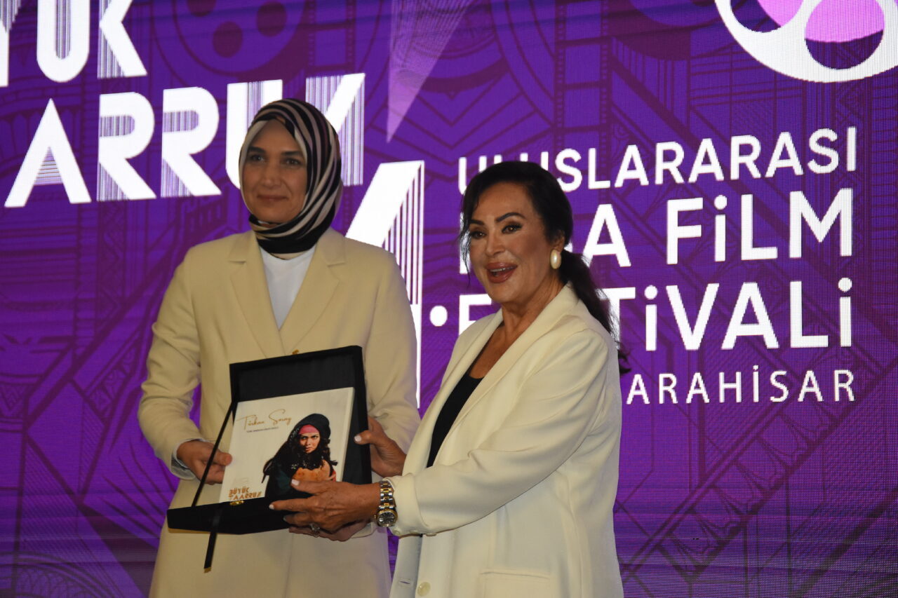 -Festivalde, "Rehber" filmiyle yönetmen Mert Erez birinci, "Blur" filmiyle İranlı