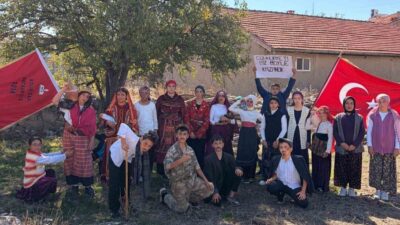 Afyonkarahisar’ın Şuhut ilçesine bağlı Atlıhisar Ortaokulu öğrencileri, 29 Ekim Cumhuriyet