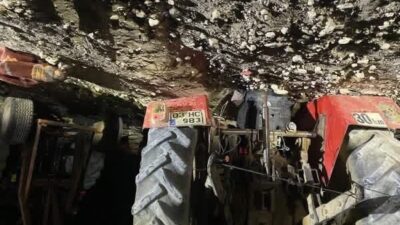 Afyonkarahisar’da kontrolden çıkarak devrilen traktörün 37 yaşındaki sürücüsü hayatını kaybetti.