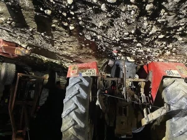 Afyonkarahisar’da kontrolden çıkarak devrilen traktörün 37 yaşındaki sürücüsü hayatını kaybetti.