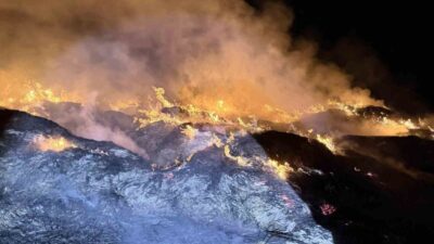 Afyonkarahisar’da Eber Gölü’nden toplanan kamışların depolandığı alanda çıkan yangında büyük