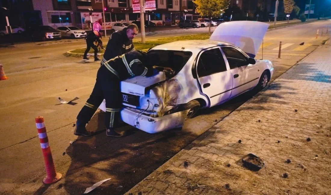 Erzincan’ın Yeni Mahalle semtinde meydana gelen trafik kazasında iki otomobil