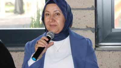 Verilen eğitimin ardından, kadınlarla bir süre sohbet ederek taleplerini dinleyen