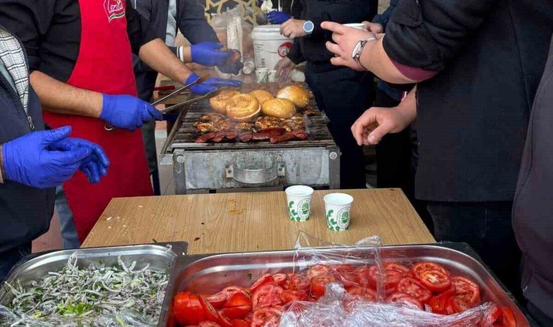 Hayır çarşısında öğrencilerin el emekleriyle hazırladığı birbirinden farklı ürünler kısa