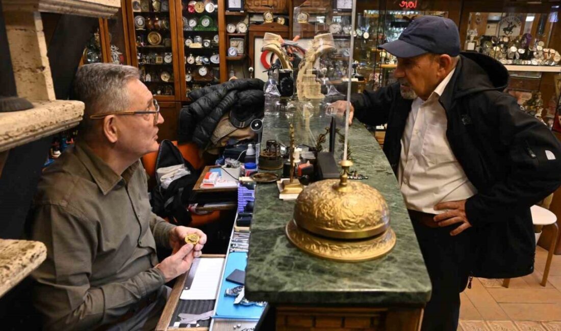 Eskişehir’de saat tamirciliği yapan 69 yaşındaki Ayhan Oskaylar, 1955 yılından