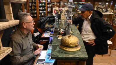 Eskişehir’de saat tamirciliği yapan 69 yaşındaki Ayhan Oskaylar, 1955 yılından