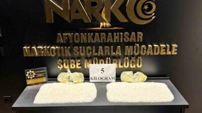 Afyonkarahisar’da gübre taşıyan tırda eğitimli narkotik köpekleri eşliğinde arama yapan