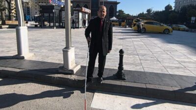 Beyaz bastonun hikayesi 1921 yılında bir fotoğrafçının görme yetisini kaybetmesiyle