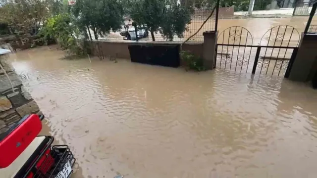 İzmir’in kuzey kıyılarında etkili olan sağanak yağış, özellikle Foça ilçesinde