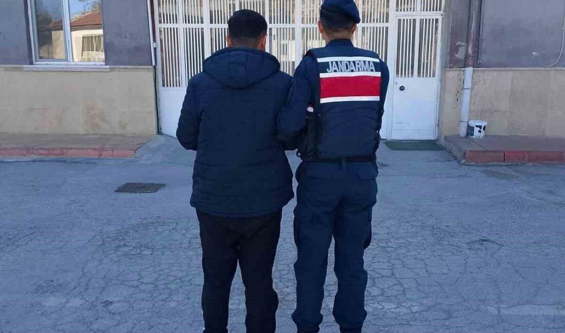 Afyonkarahisar’da 16 yıl hapis cezasıyla aranan şahıs jandarmanın takibi sonrası