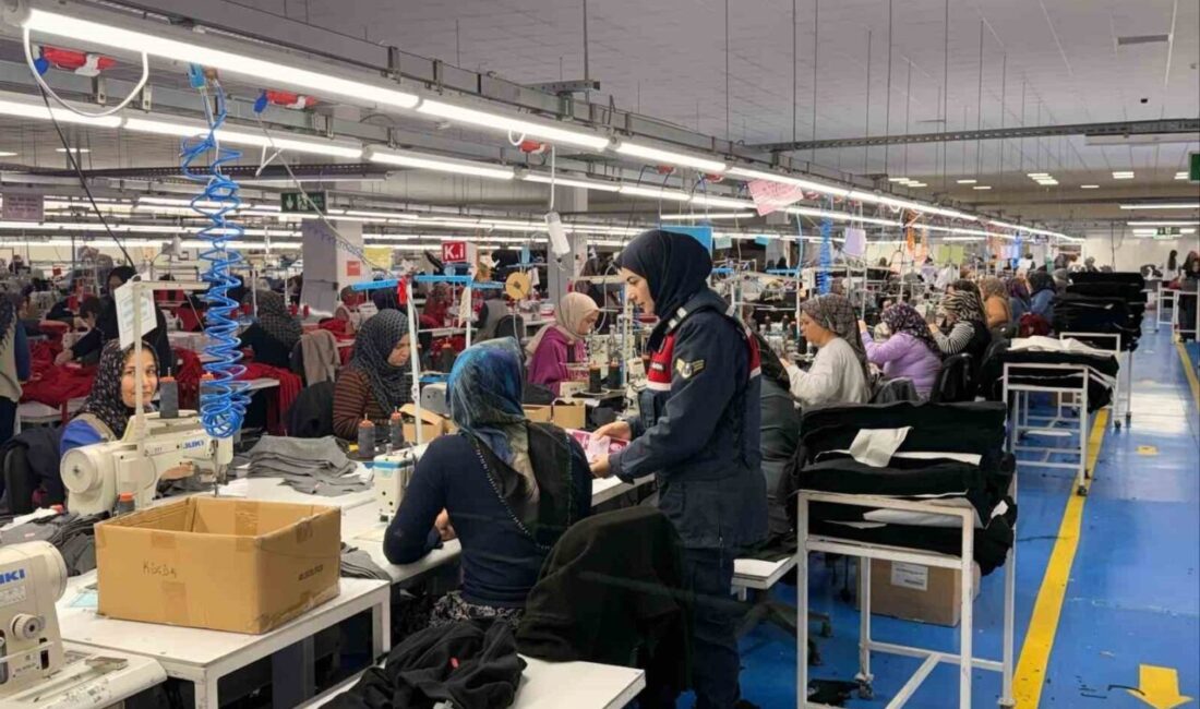 Afyonkarahisar’da jandarma ekipleri ziyaret ettiği tekstil fabrikasında yaklaşık 300 kadına