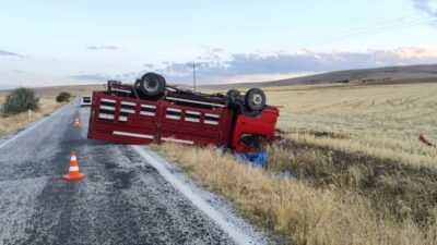 Afyonkarahisar’da kamyonetin devrilmesi sonucu meydana gelen trafik kazasında 3 kişi