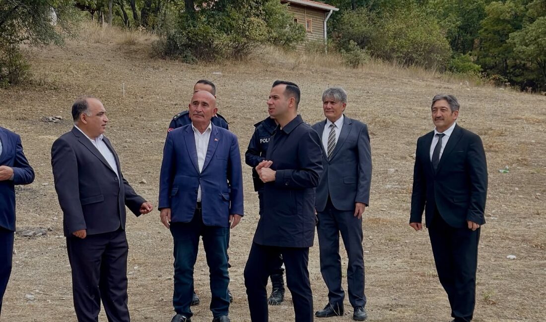 Ziyarette Tınaztepe Belediye Başkanı Adem Yetişkin ile vatandaşlarla sohbet eden