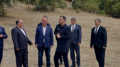 Ziyarette Tınaztepe Belediye Başkanı Adem Yetişkin ile vatandaşlarla sohbet eden