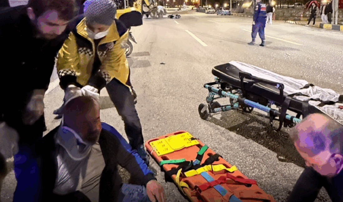 Gece saatlerinde trafikte bekleyen bir motosiklet sürücüsü, arkasından gelen otomobilin