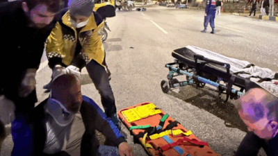 Gece saatlerinde trafikte bekleyen bir motosiklet sürücüsü, arkasından gelen otomobilin