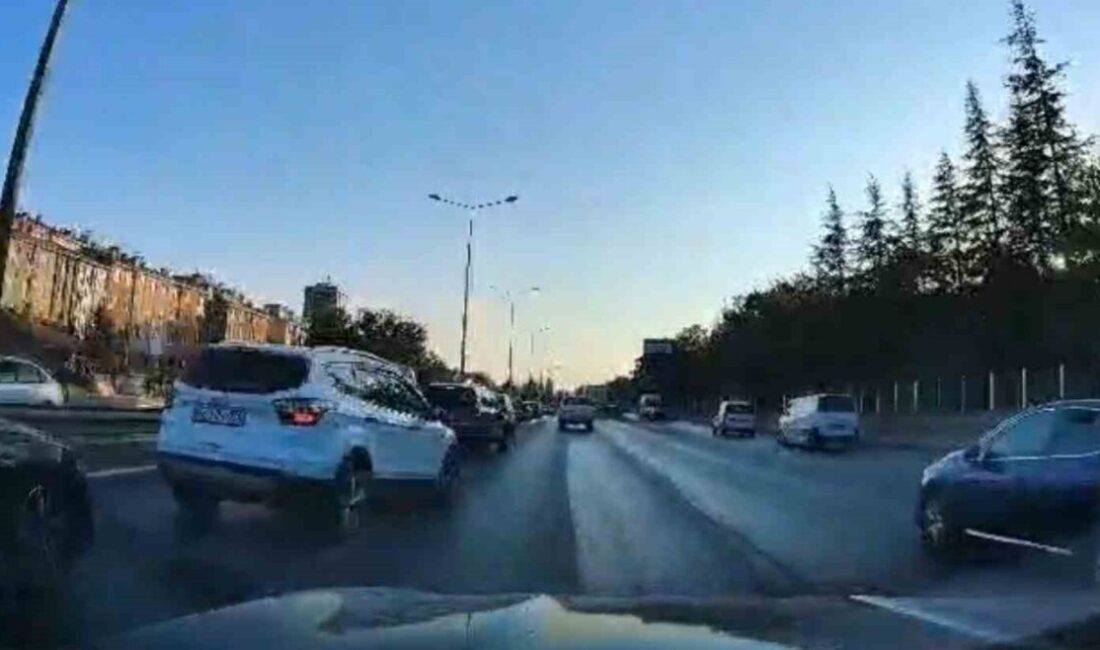 Kaza, Eskişehir çevreyolu Bursa istikametinde meydana geldi. Sol şeritte aynı