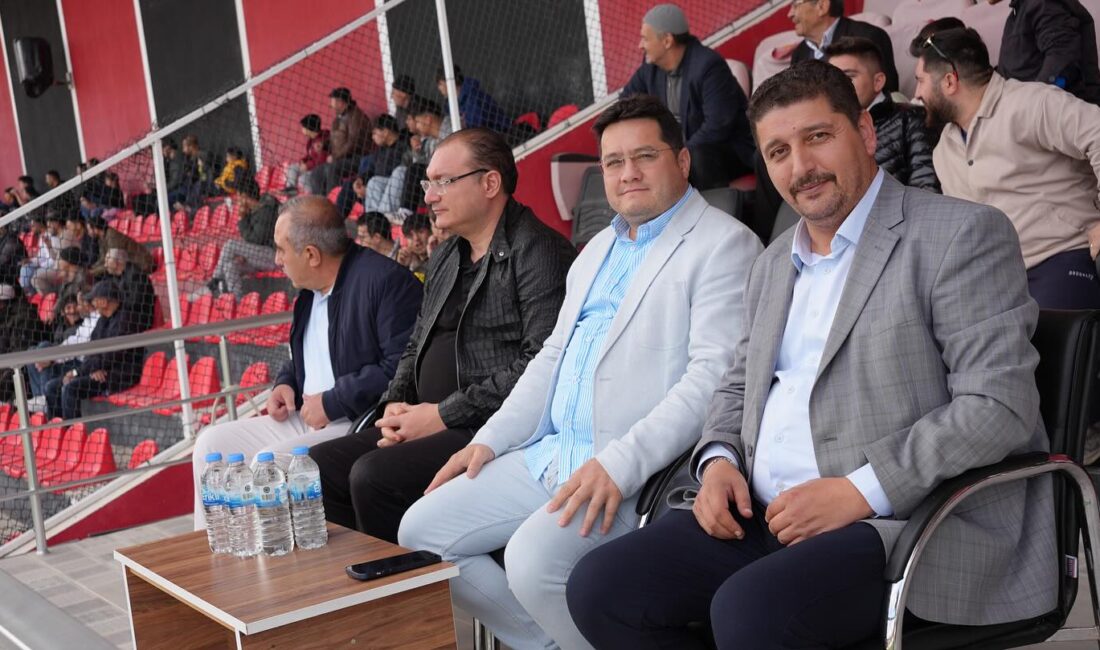 Bolvadin Protokolü Tribünde  Bolvadin Kaymakamı Ali Arıkan, Belediye Başkanı Derviş