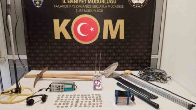 Ekipler, durumundan şüphelendikleri bir aracı durdurarak arama yaptı. Yapılan aramada;