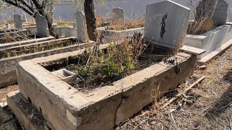 Tekirdağ’ın Hayrabolu ilçesinde, bir şüphelinin mezarlıktan çaldığı kabir mermerlerini evinin