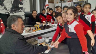 Öğrenciler, Gazze’ye destek olabilmek için kendi elleriyle bileklik yaptı. Hilal