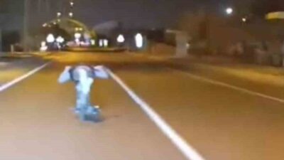 Afyonkarahisar’da bir gencin motosikletin üzerine yatarak kullandığı anlar cep telefonu