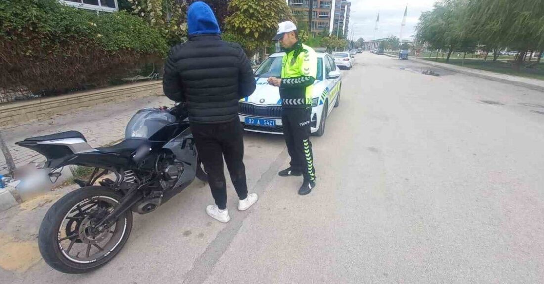 Afyonkarahisar’da kullandığım motosikletin plakasında ki rakam ve harfleri bant ile