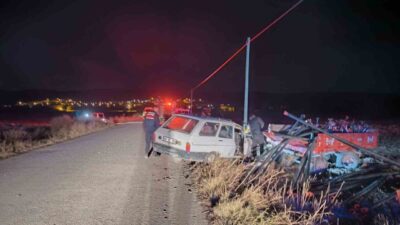 Afyonkarahisar’da otomobilin, plastik su borusu yüklü traktöre arkadan çarpması sonucu