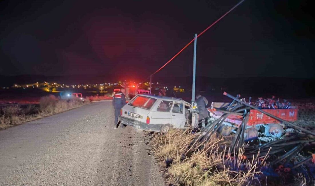 Otomobil su borusu yüklü traktör römorkuna çarptı: 2 yaralı Giriş: