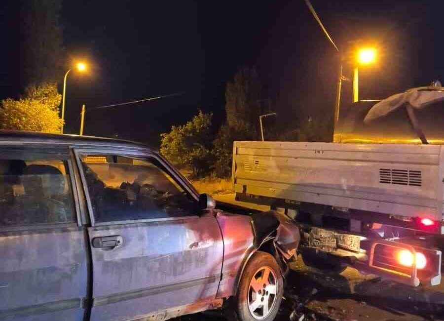 Afyonkarahisar’da otomobilin kamyonete arkadan çarpması sonucu yaşanan trafik kazasında 2