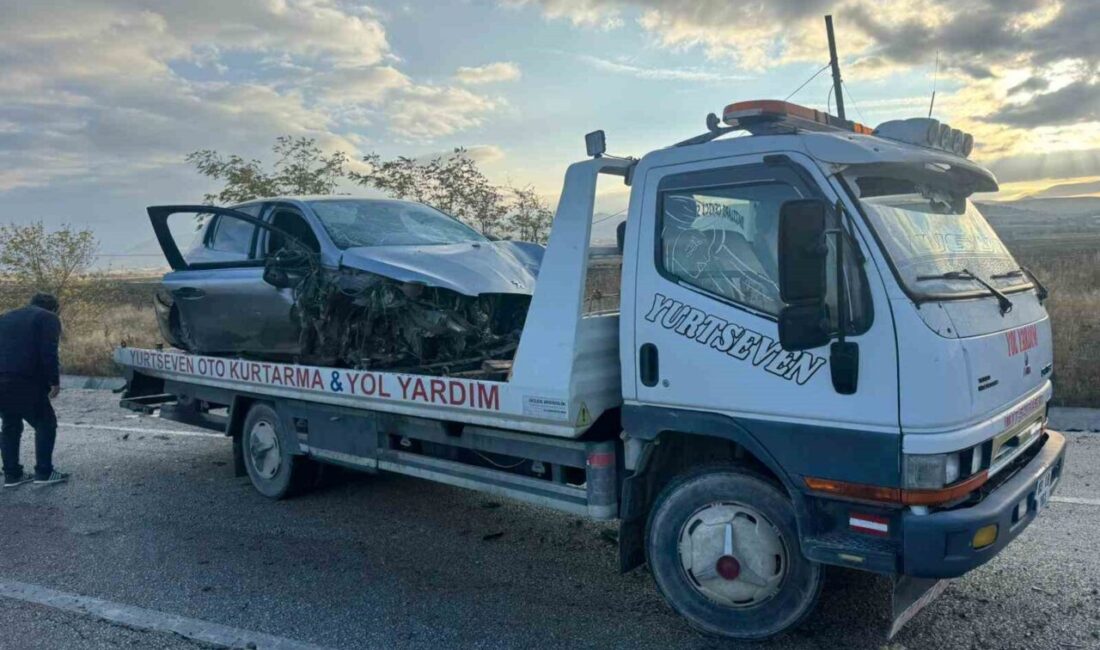 Afyonkarahisar’da kontrolden çıkarak tol kenarındaki refüje giren otomobilde 2 kişi