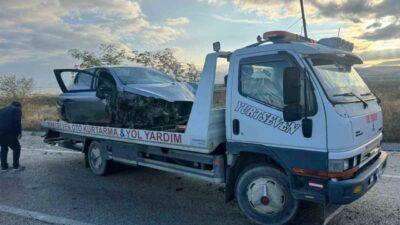 Afyonkarahisar’da kontrolden çıkarak tol kenarındaki refüje giren otomobilde 2 kişi