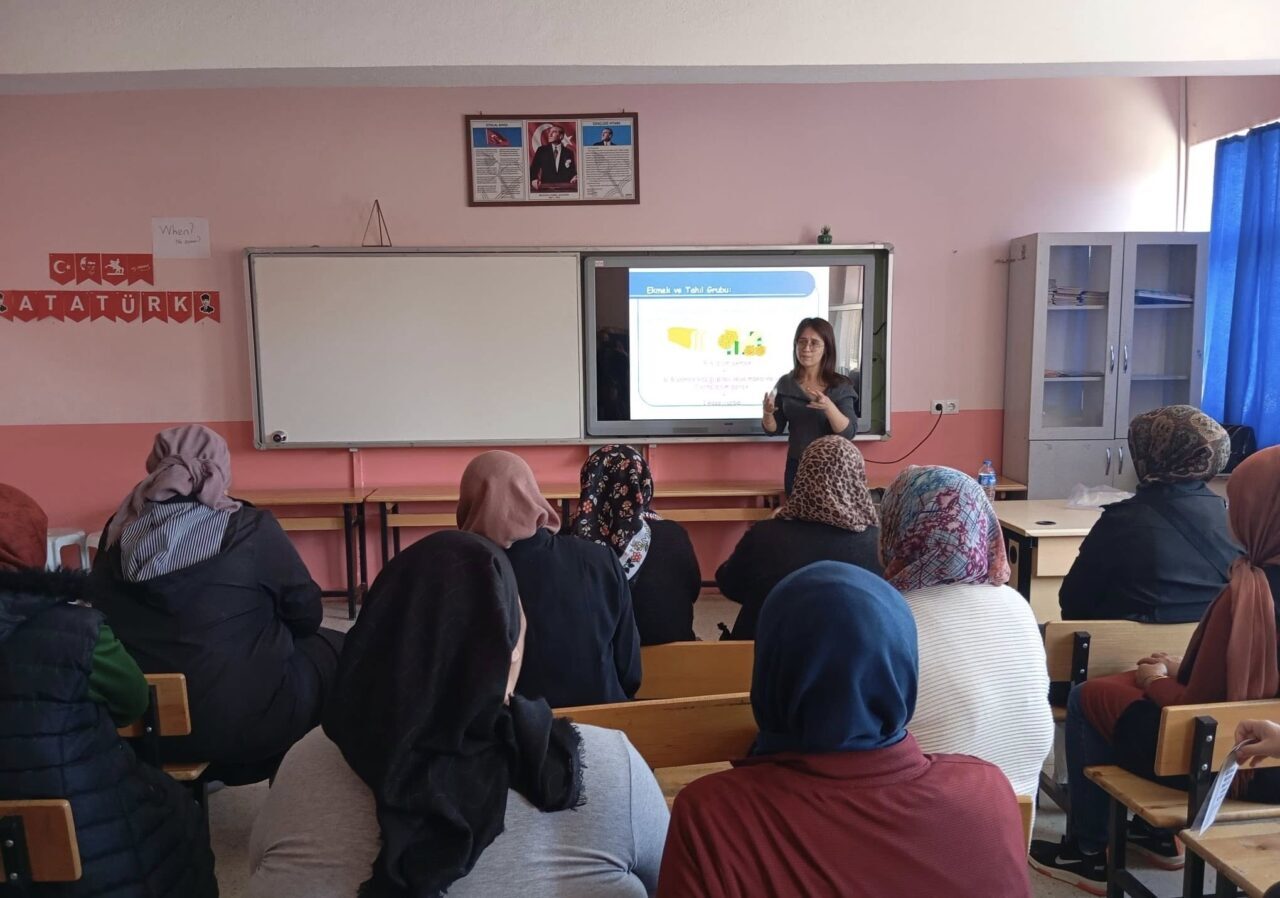 AFYONKARAHİSAR (AA) – Sandıklı Kaymakamlığı tarafından "Aile Yılı" kapsamına seminer