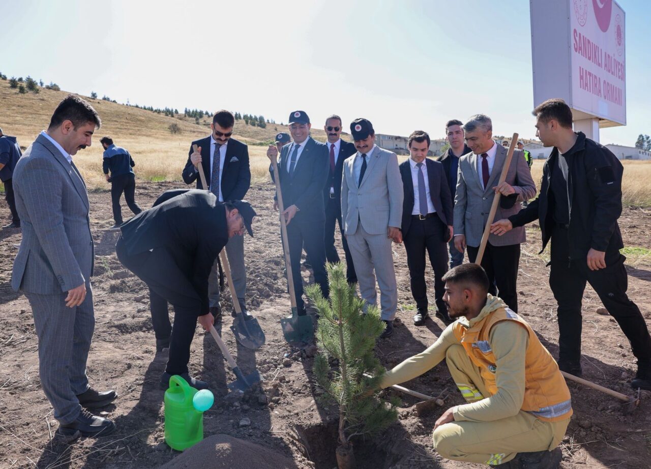 AFYONKARAHİSAR (AA) – Sandıklı Cumhuriyet Başsavcılığı'nca "Bir fidan bir kitap"