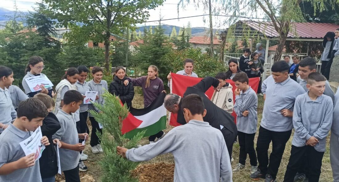 AFYONKARAHİSAR (AA) – Sandıklı ilçesindeki Gazze için barış bahçesi yapıldı.