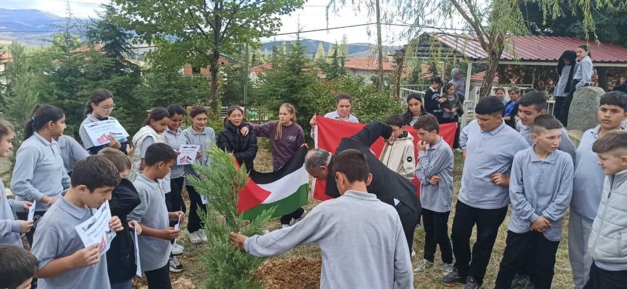 AFYONKARAHİSAR (AA) – Sandıklı ilçesindeki Gazze için barış bahçesi yapıldı.