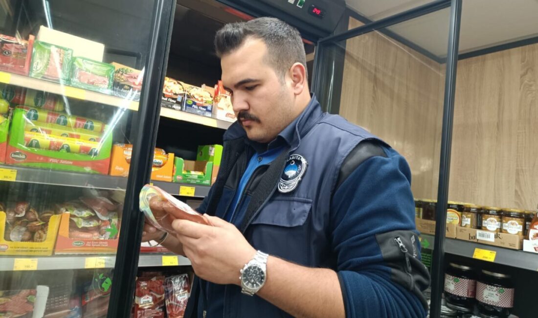 AFYONKARAHİSAR (AA) – Sandıklı Belediyesi zabıta ekiplerince marketlerdeki gıdalarda fiyat,